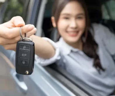 Žena sedící za volantem automobilu