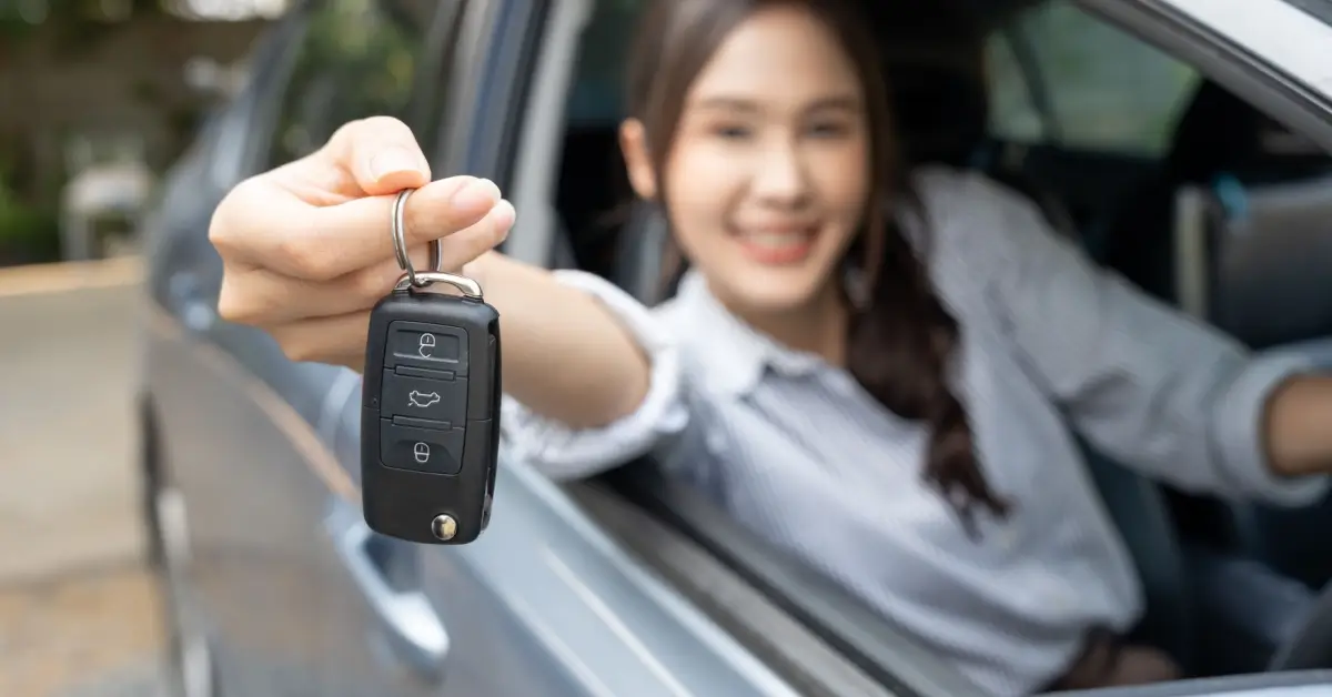 Žena sedící za volantem automobilu