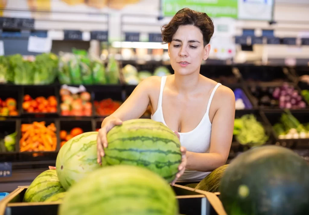 Shutterstock_2437846873 - SportDeník Žena vybírající v supermarketu meloun