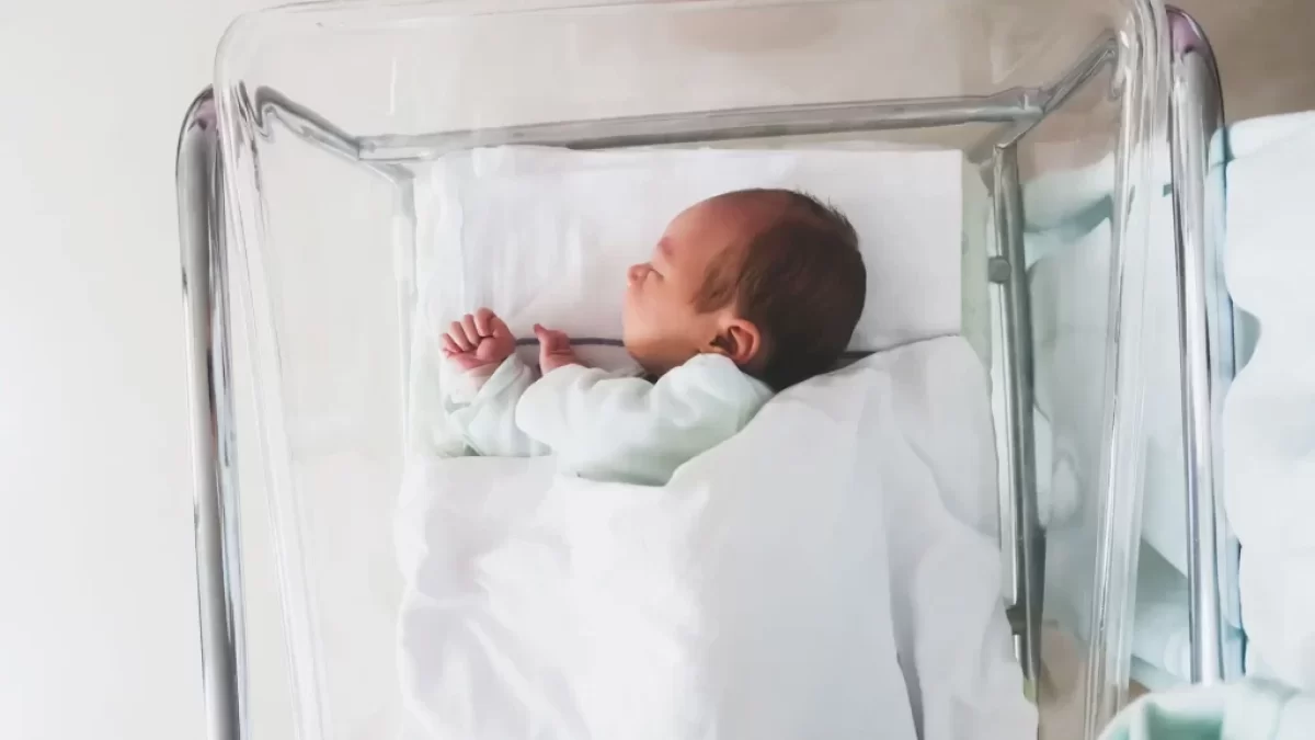 Porodnice už dávno neplní jen Janičky a Honzíci.