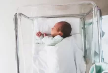 Porodnice už dávno neplní jen Janičky a Honzíci.