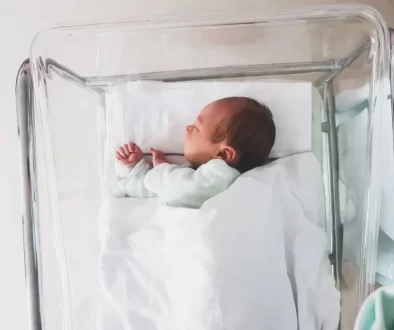 Porodnice už dávno neplní jen Janičky a Honzíci.