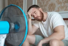 Muž u ventilátoru