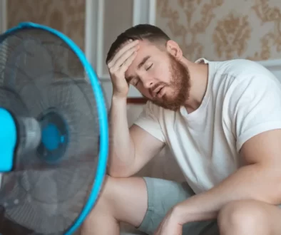 Muž u ventilátoru