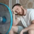 Muž u ventilátoru