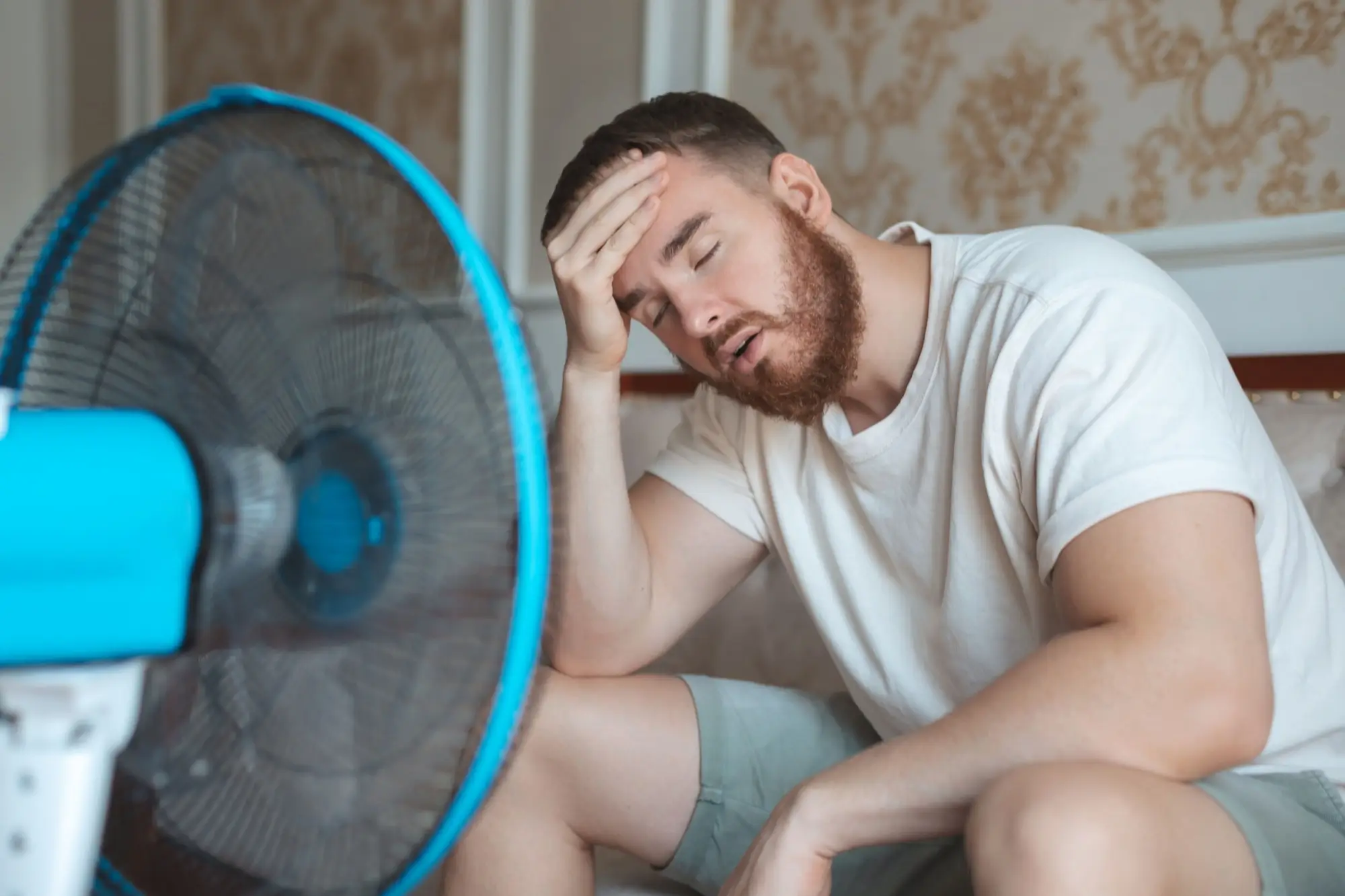 Muž u ventilátoru