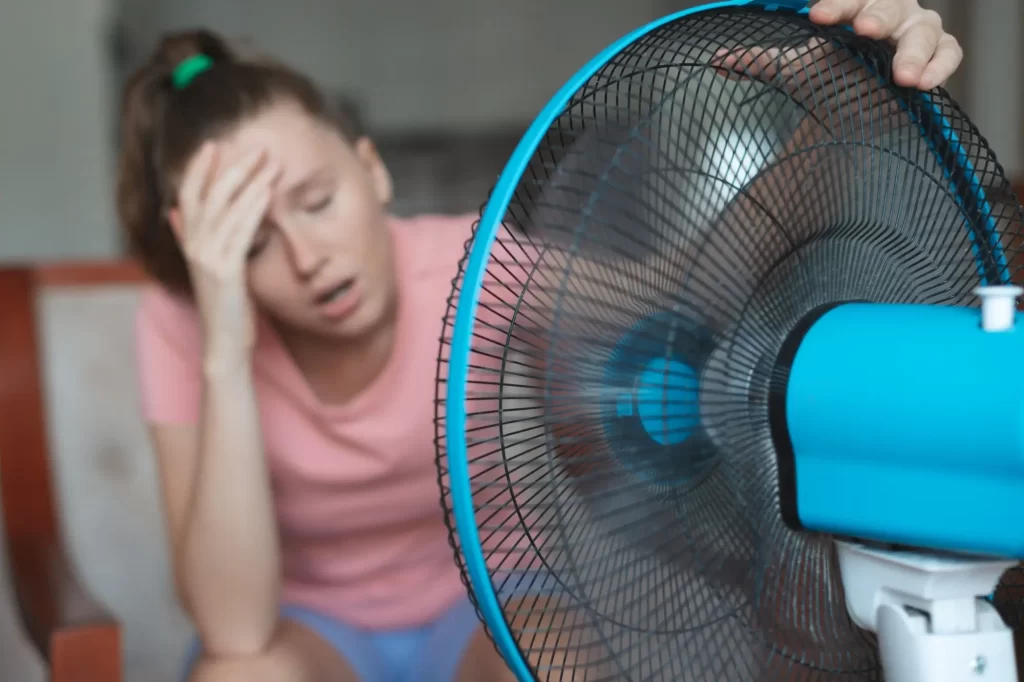 Shutterstock_2462427667 - SportDeník Žena u ventilátoru