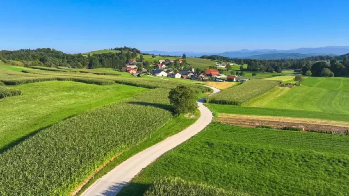 Malá vesnice a cesta, která k ní vede