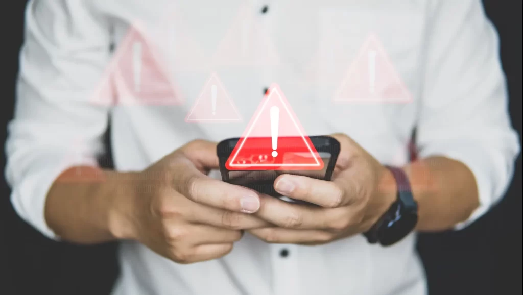 Upozornění na mobilním telefonu jako symbol rychlé komunikace během cest do zahraničí.