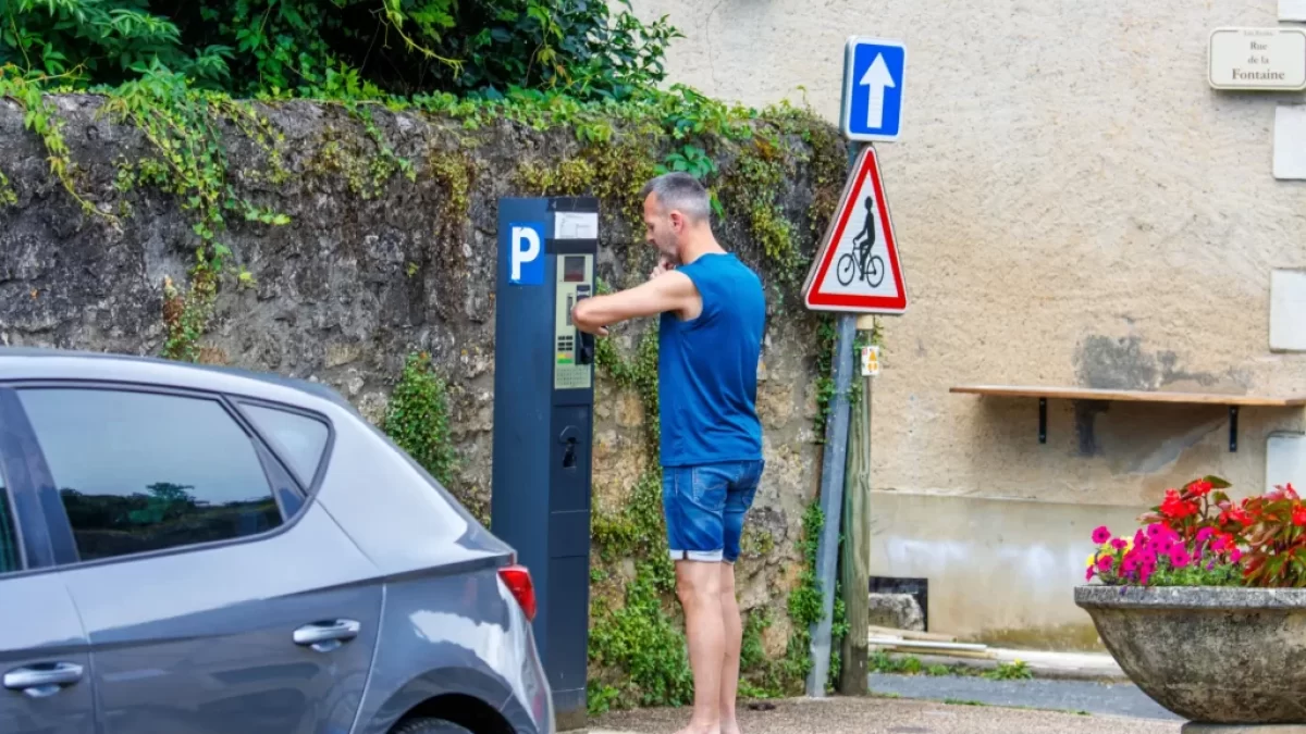 Muž u parkovacího automatu