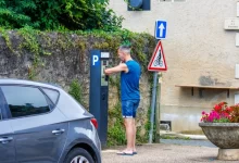 Muž u parkovacího automatu