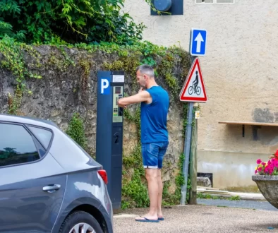 Muž u parkovacího automatu