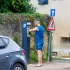 Muž u parkovacího automatu