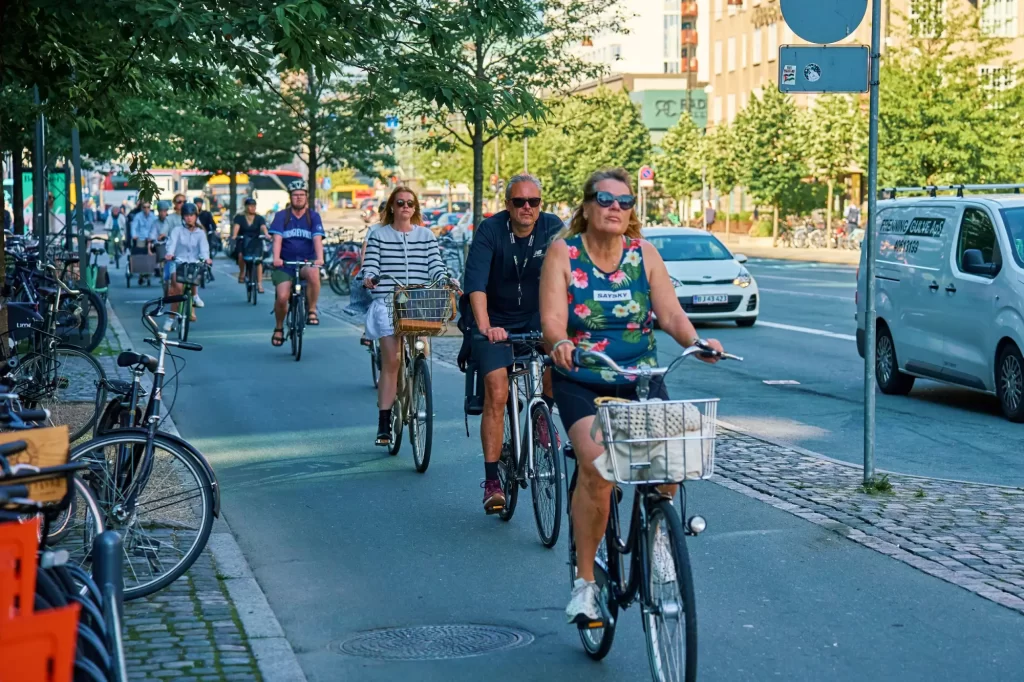 Shutterstock_2507351965 - SportDeník Cyklisti na cyklostezce ve městě