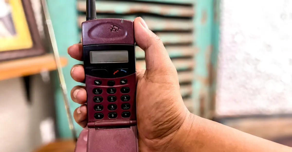 Shutterstock_2518813875 - SportDeník Mobilní telefon, s tlačítky a výsuvný