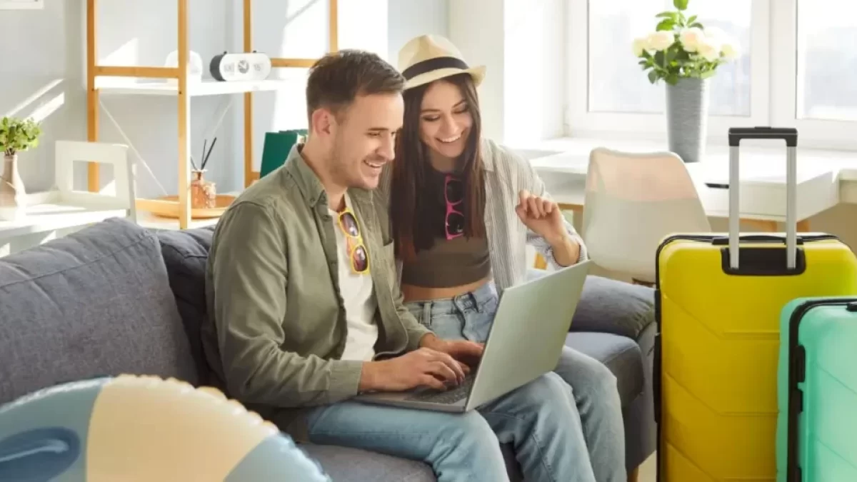 Žena a muž jsou sbaleni na rodinnou dovolenou