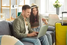 Žena a muž jsou sbaleni na rodinnou dovolenou