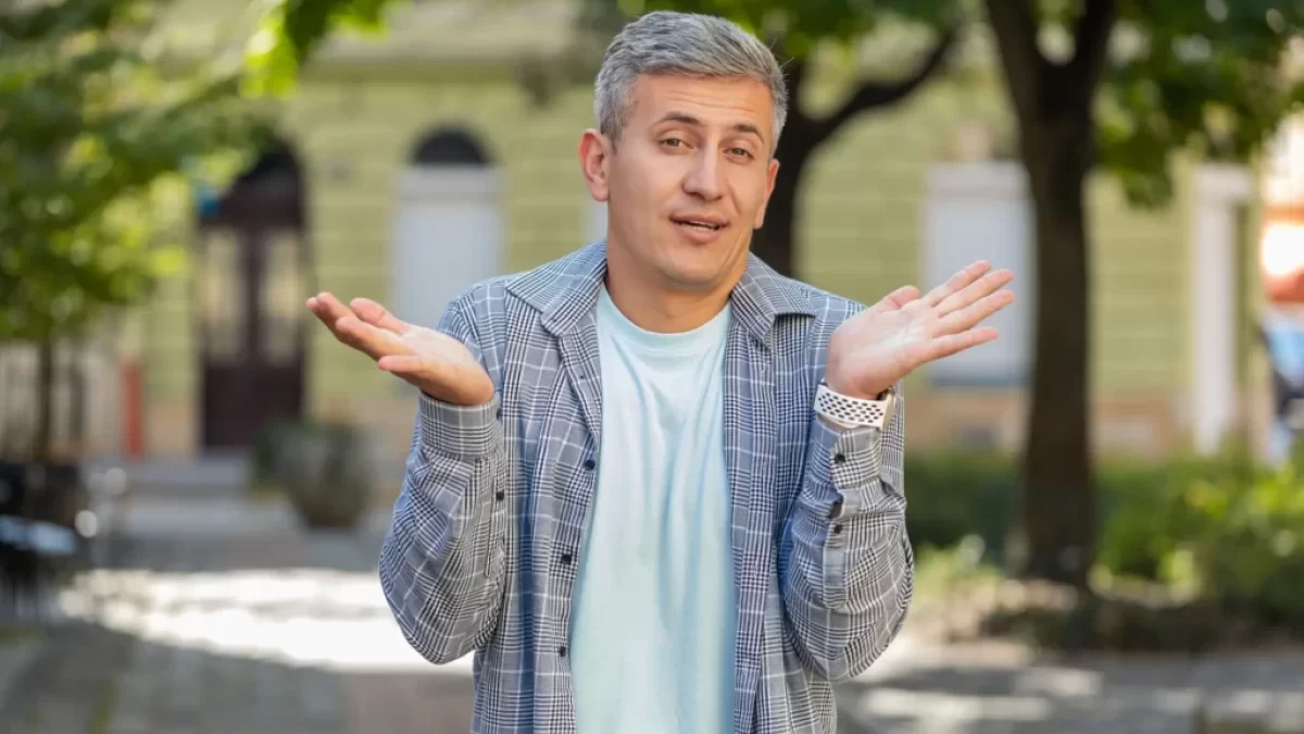 Muž ukazující, že nerozumí