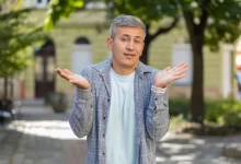 Muž ukazující, že nerozumí
