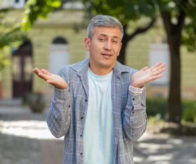 Muž ukazující, že nerozumí