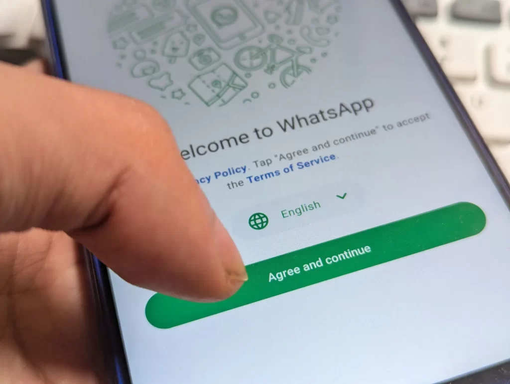 Shutterstock_2627701445 - SportDeník Přihlášení do aplikace WhatsApp na telefonu
