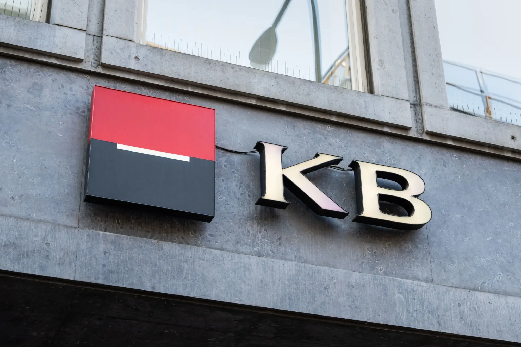 Shutterstock_2644290781 - SportDeník Logo KB na budově