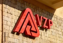 Pohled na logo VZP na zdi jedné z poboček