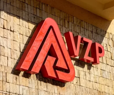 Pohled na logo VZP na zdi jedné z poboček