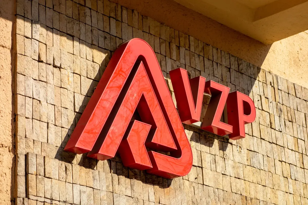 Pohled na logo VZP na zdi jedné z poboček