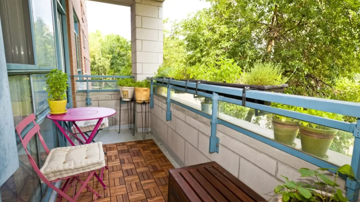balkon s posezením a květinami