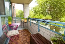 balkon s posezením a květinami