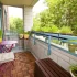 balkon s posezením a květinami