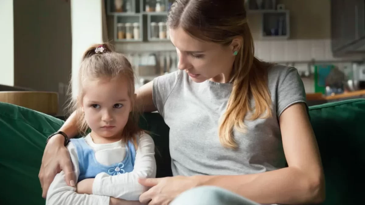 maminka utěšující naštvanou malou holčičku