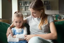 maminka utěšující naštvanou malou holčičku