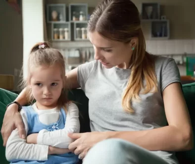 maminka utěšující naštvanou malou holčičku