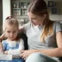 maminka utěšující naštvanou malou holčičku
