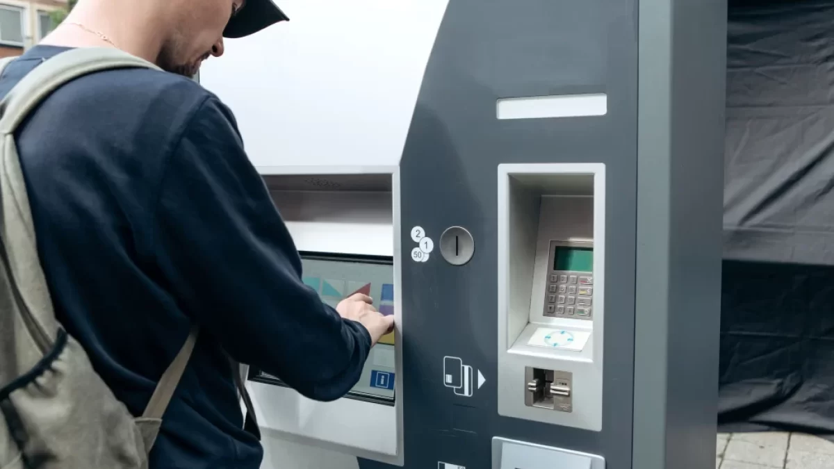 muž u bankomatu