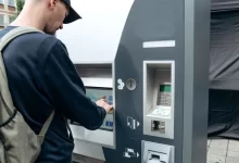 muž u bankomatu