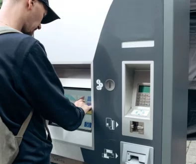 muž u bankomatu