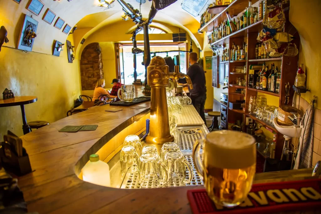 Nejčastější trik hospod je čepování piva pod míru. - SportDeník načepované pivo na barovém pultu v hospodě