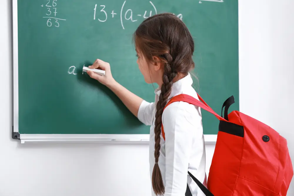 Ve škole. - SportDeník Tenhle jednoduchý příklad rozhádal internet. 2 + 2 × 2 − 2 ÷ 2 = ? 90 % lidí zmatkuje a píše špatný výsledek. Foto: Shutterstock