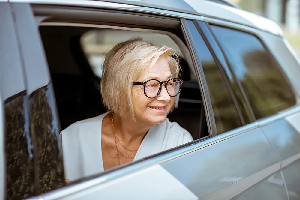 Senior Taxi funguje v řadě českých měst a jejich počet neustále roste. - SportDeník žena v taxiku