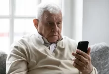 zděšený senior kouká do telefonu