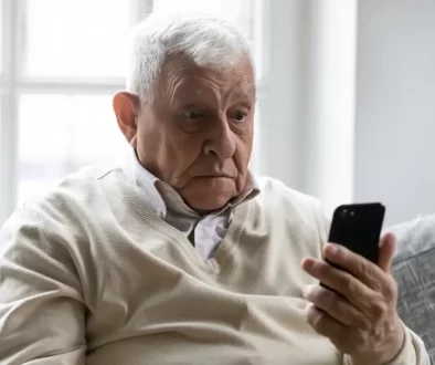 zděšený senior kouká do telefonu