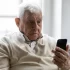 zděšený senior kouká do telefonu