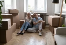 starší pár u stěhování