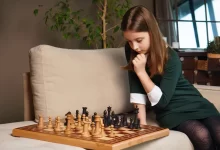 dívka přemýšlí nad šachama