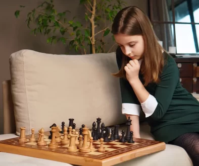 dívka přemýšlí nad šachama