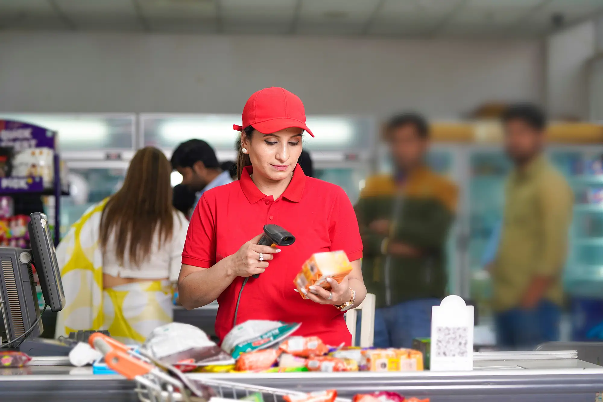 prodavačka v supermarketu