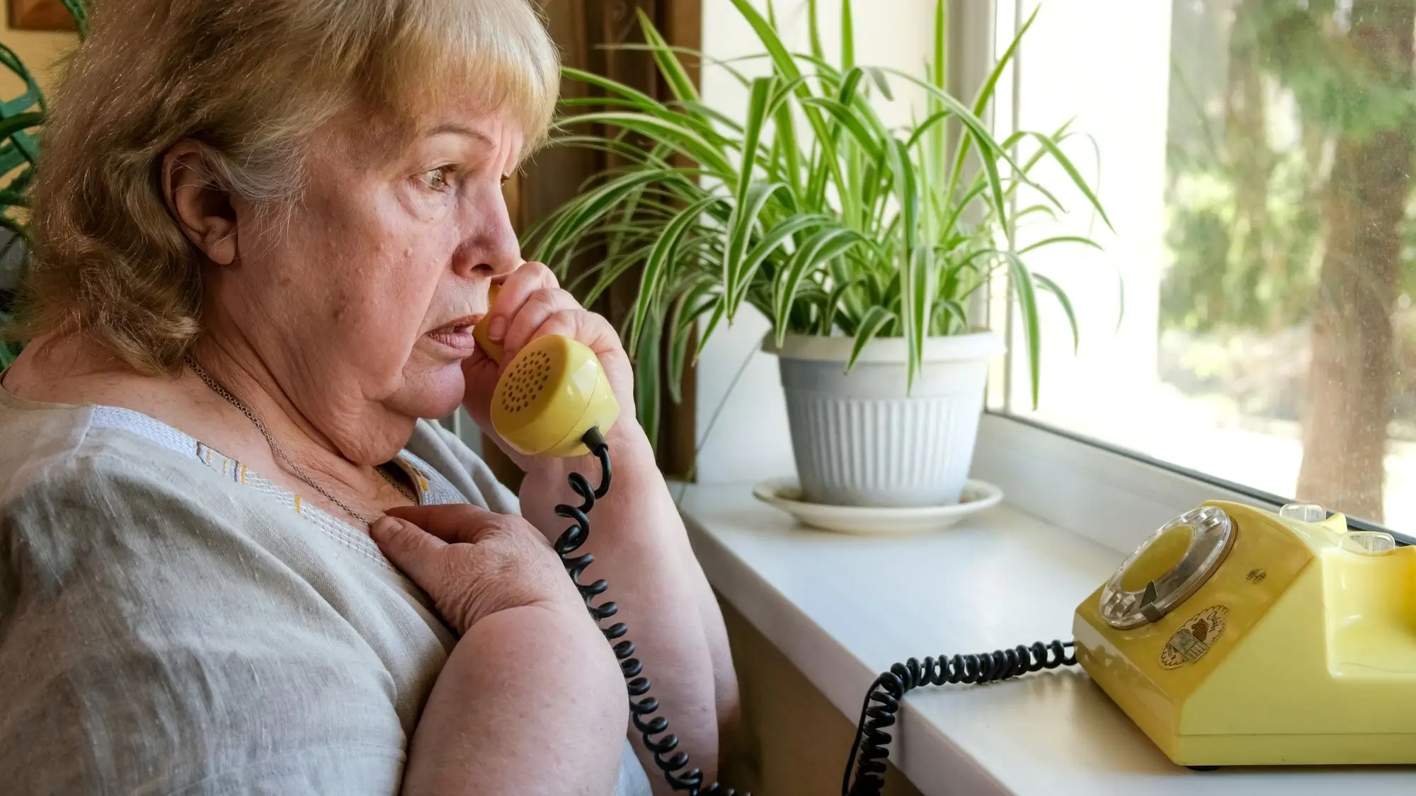shutterstock_2363979701 - SportDeník vyděšená žena u telefonu
